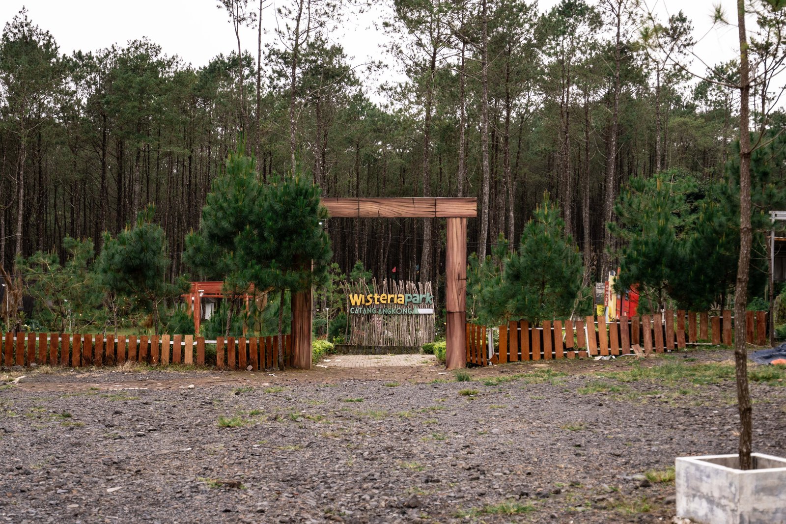 Tekstil tenun dan perapian batu di dalam cabin